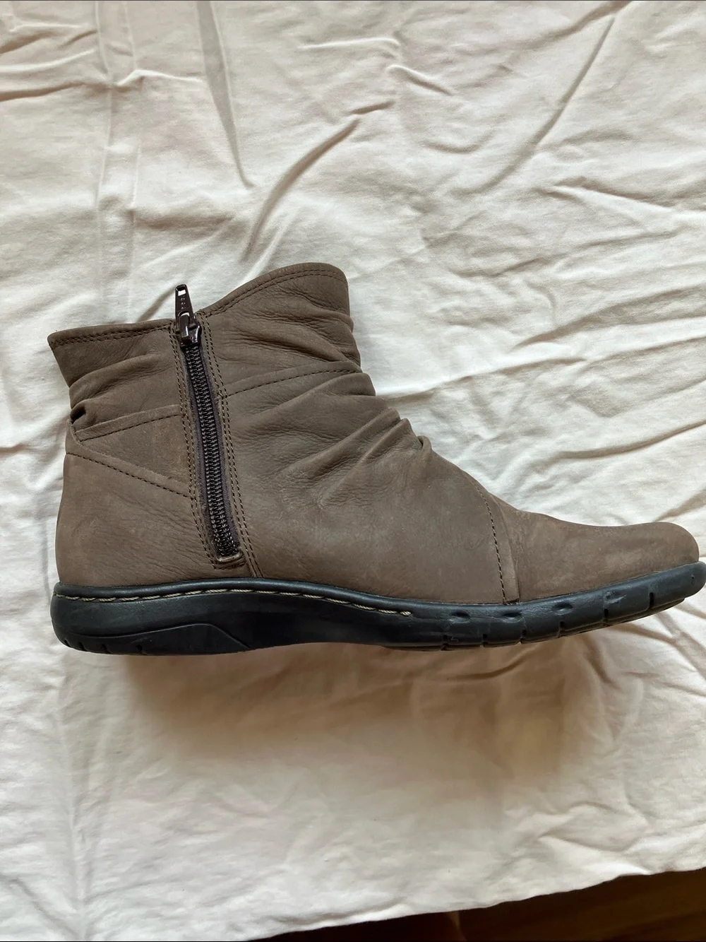 Cobb Hill Taupe Ruched Ankle Boots with Decorative Buttons size 7